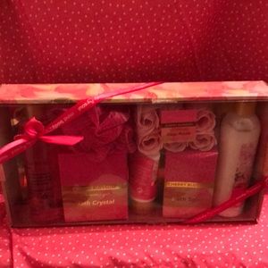 MIND BODY SOUL BATH SET price firm Mother's Day 💕